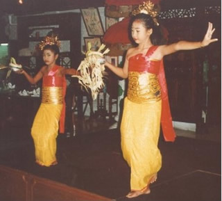 Balinesische Mädchen beim Volkstanz