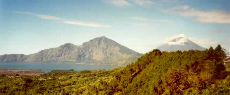Gunung Abang (links) und Gunung Agung (rechts im Hintergrund)